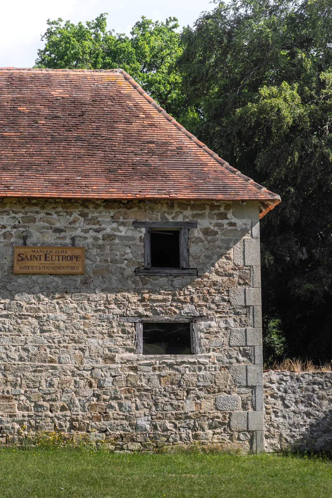 Pigeonnier en pierre coiffé d'une toiture conique en bardeaux de châtaignier