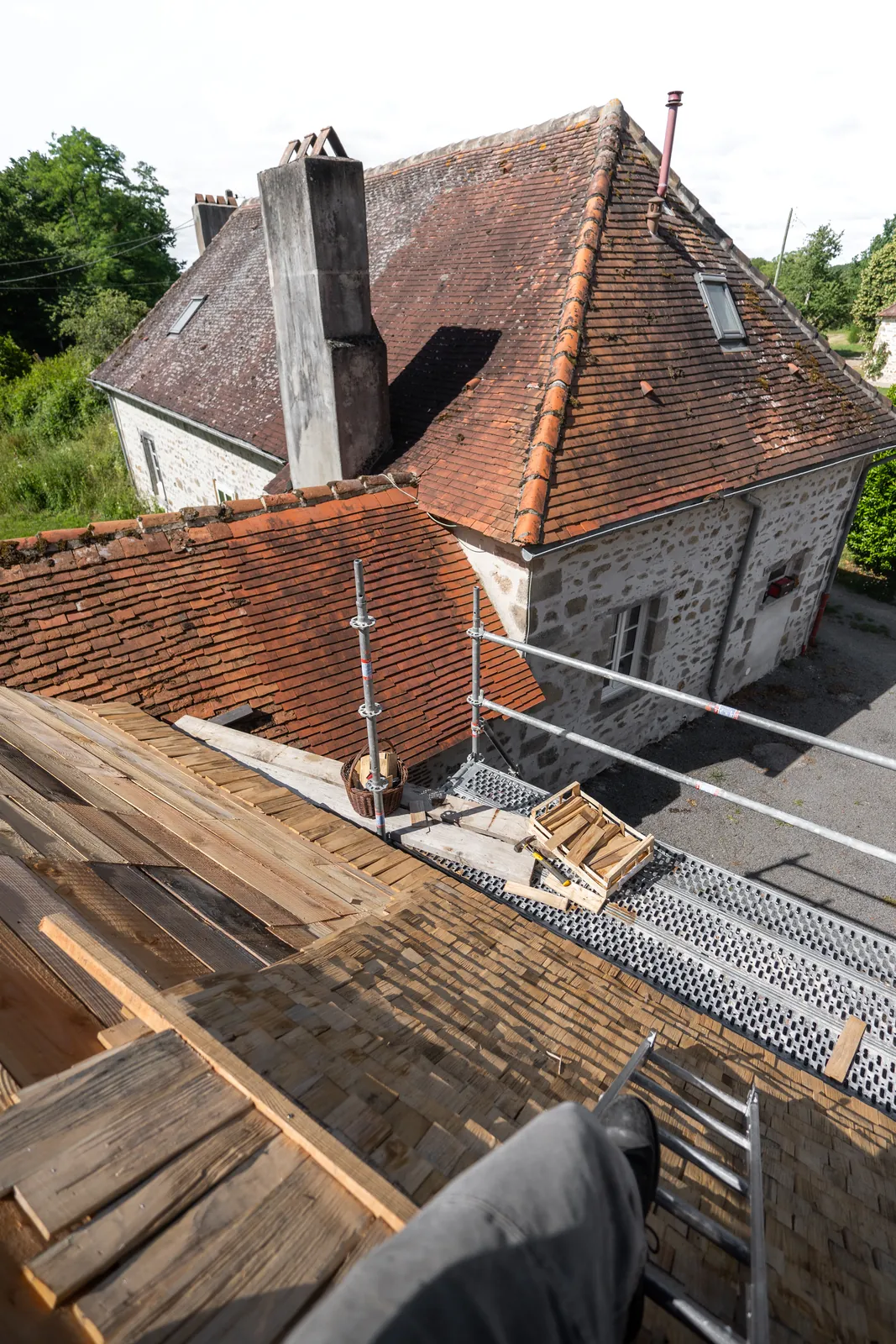Toits en bardeaux de châtaignier au-dessus du village