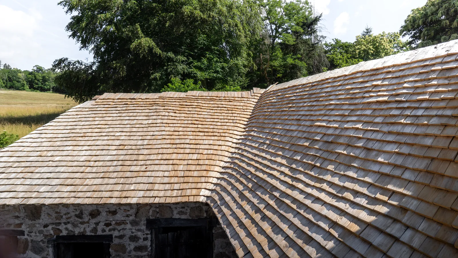 Bâtiment couvert d'une toiture neuve en bardeaux de châtaignier