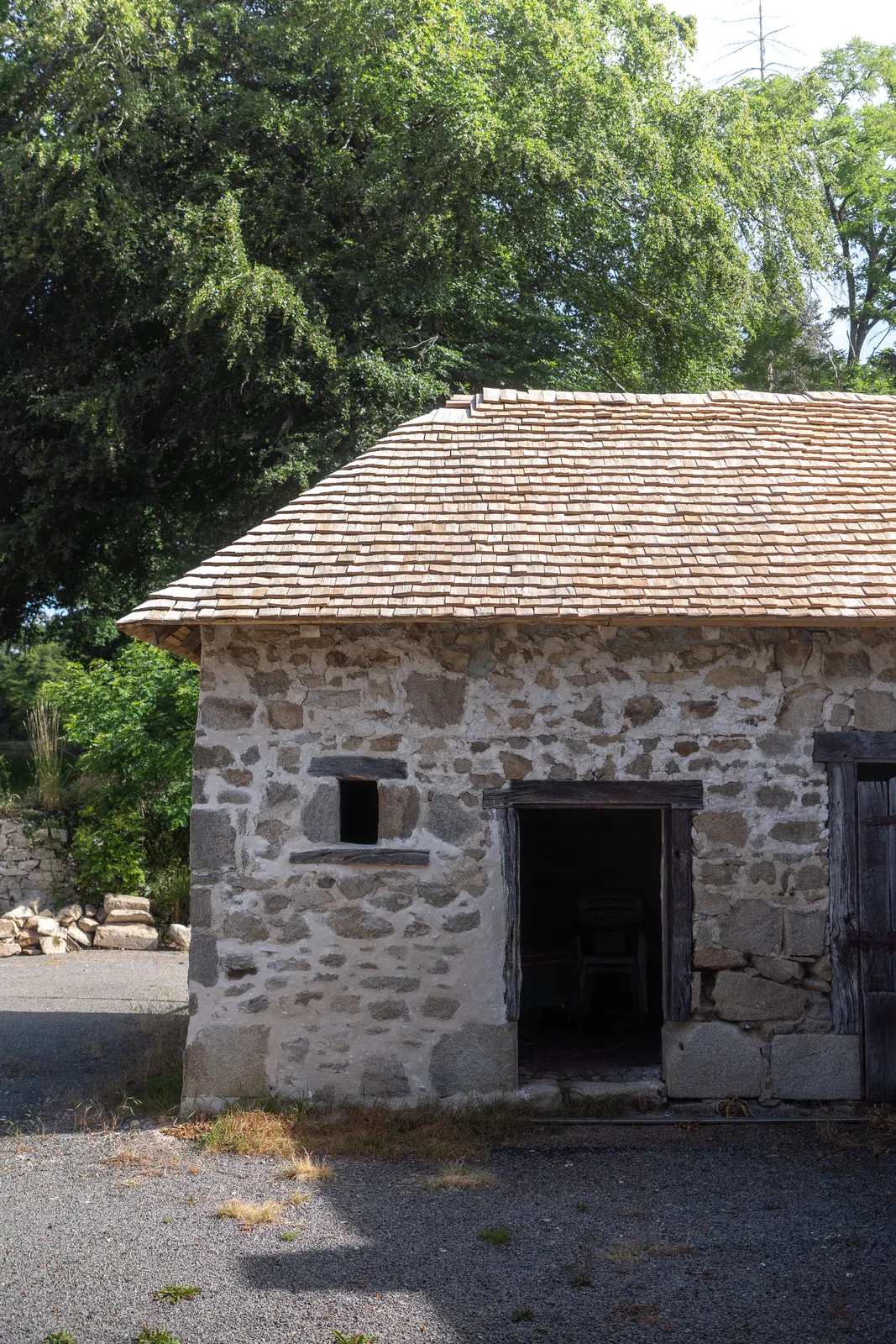 Tourelle en pierre au toit conique en bardeaux de châtaignier