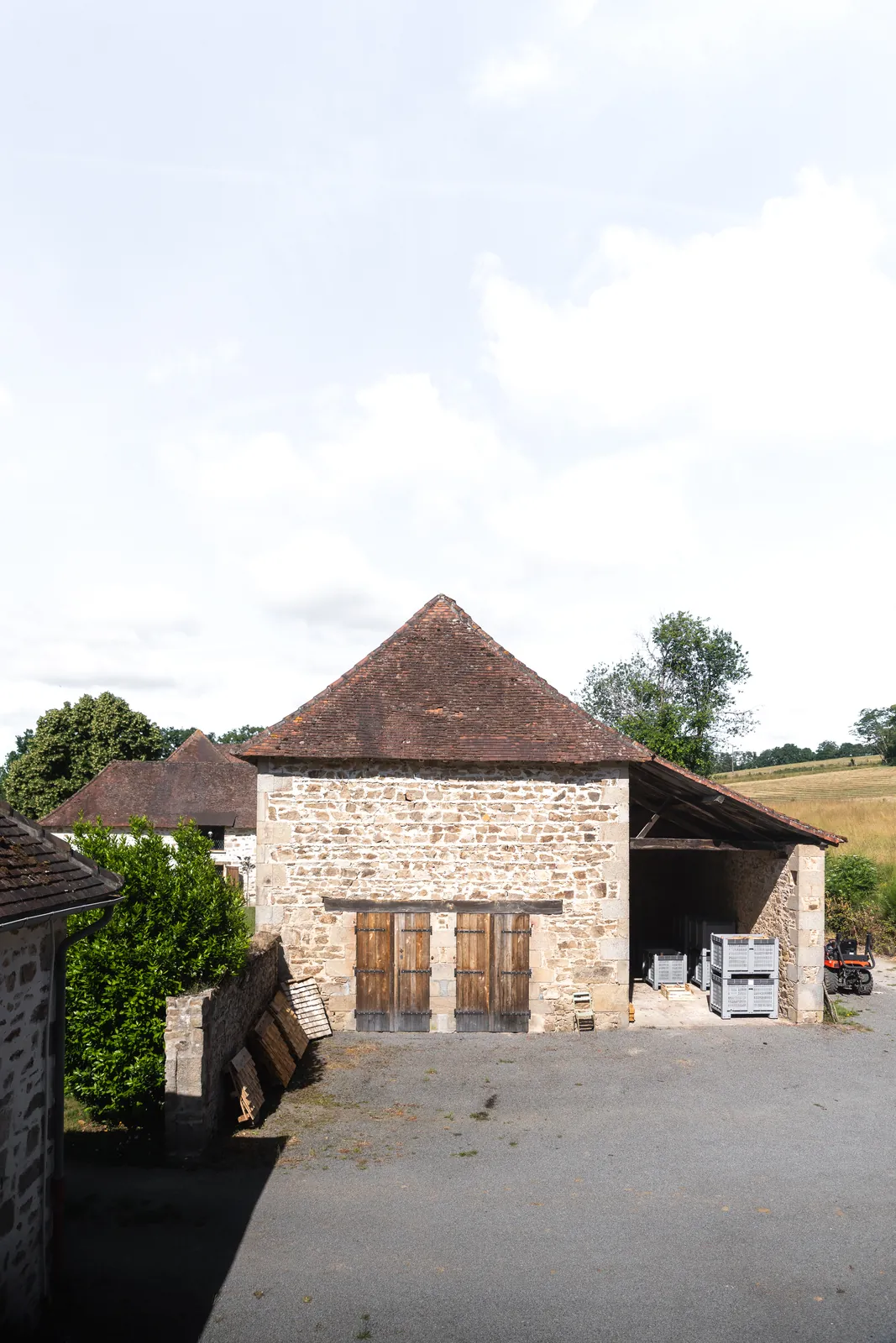 Longère en pierre couverte en bardeaux de châtaignier