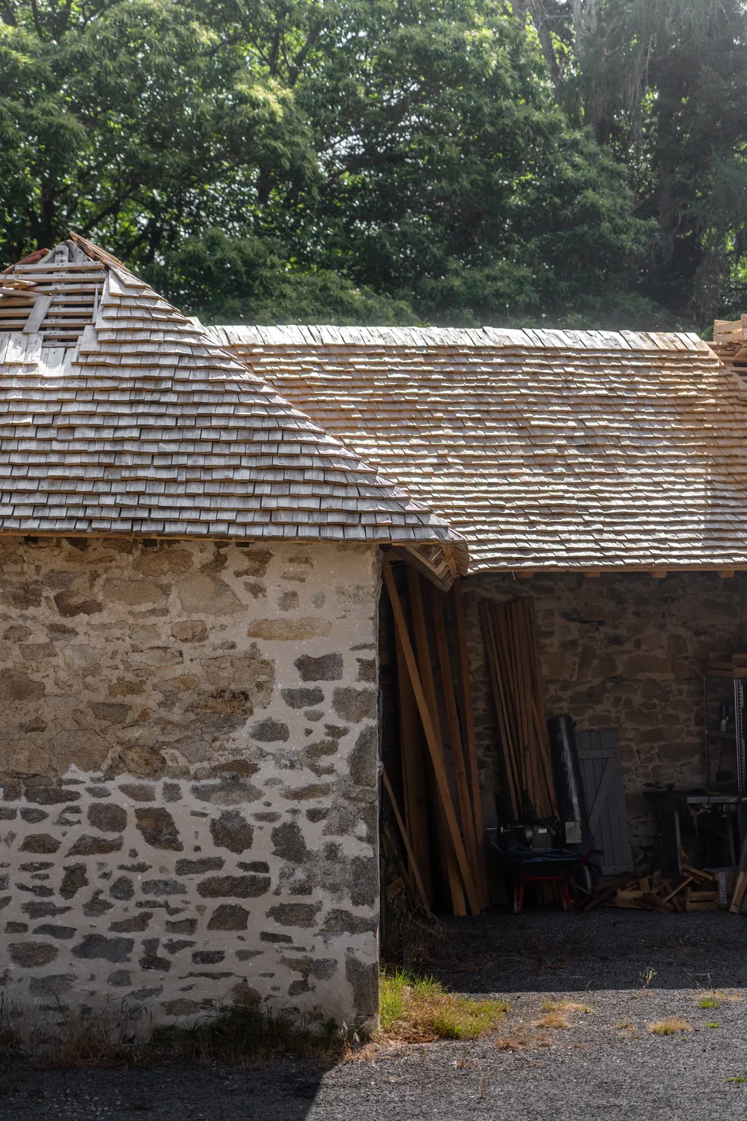 Toiture en bardeaux de châtaignier avec lucarnes