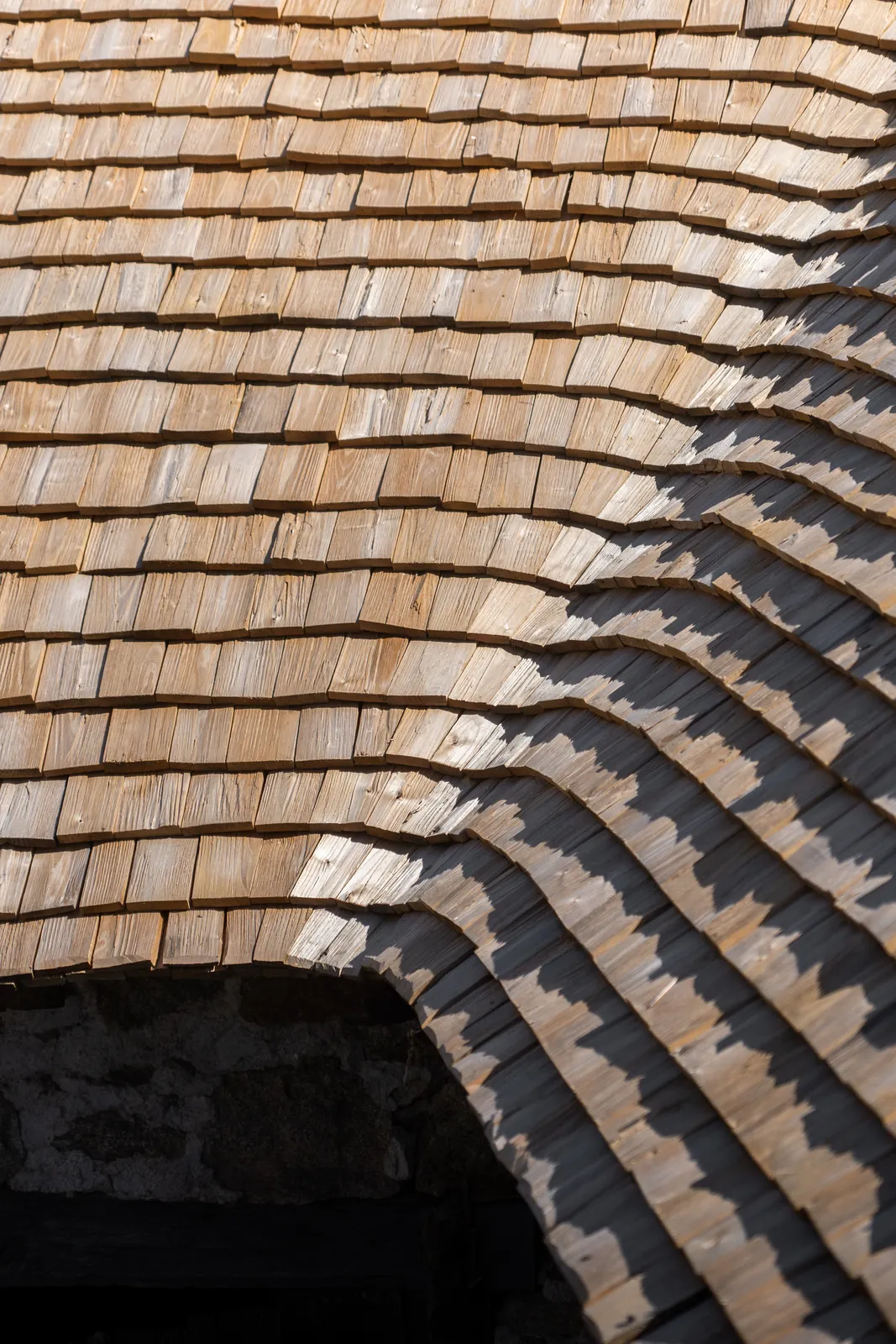 Couverture conique en bardeaux de châtaignier, rangs à l'écaille