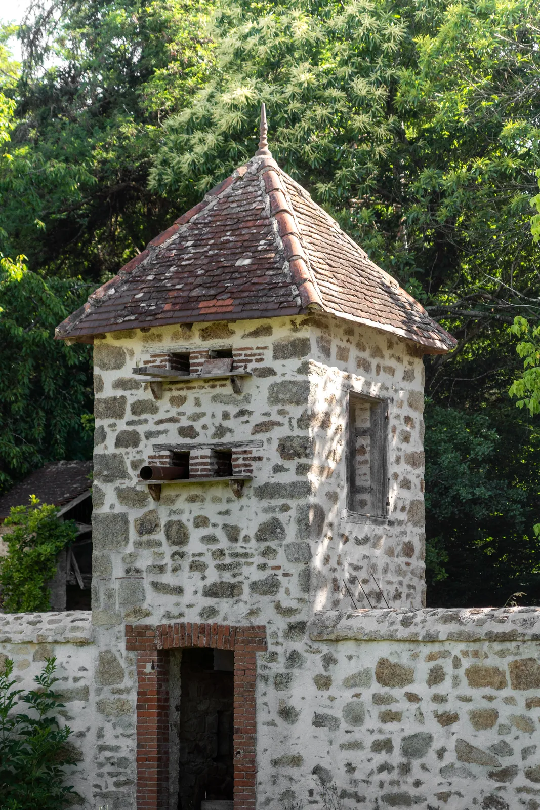 Tour en pierre au toit conique en bardeaux de châtaignier