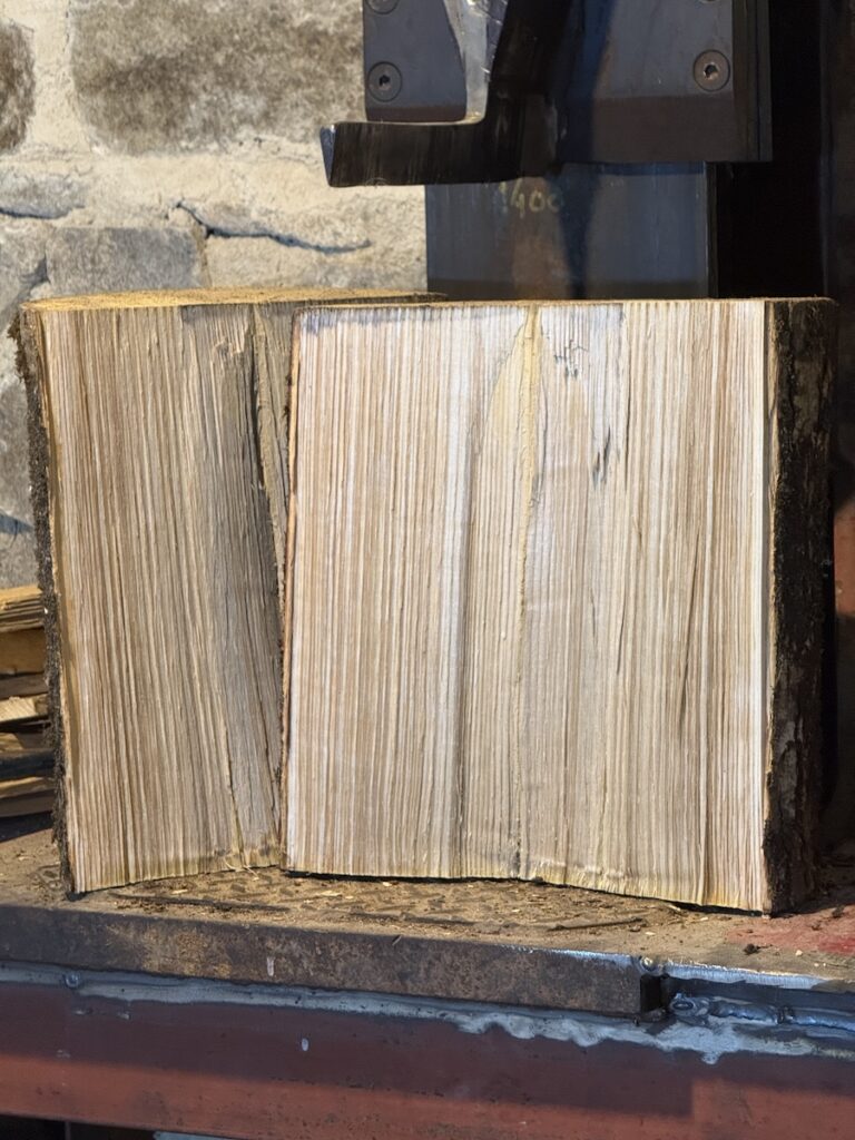 Billoux de châtaignier fendus montrant les fibres longitudinales du bois